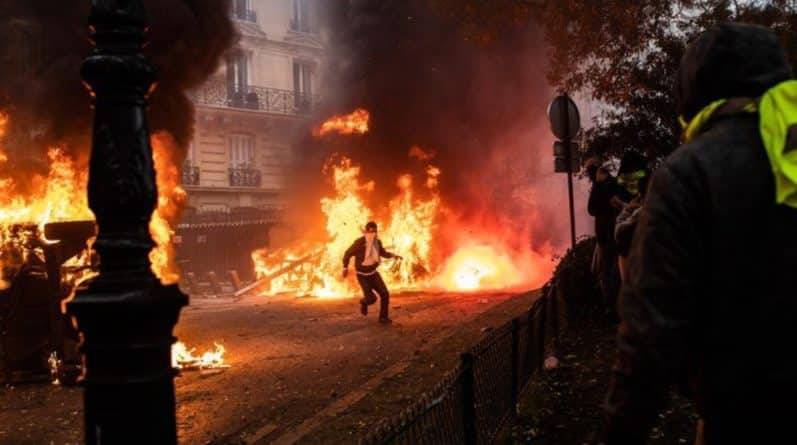 Демонстранты желтые жилеты устроили пожар в центре Парижа - theuk - Франция - Париж - Протесты