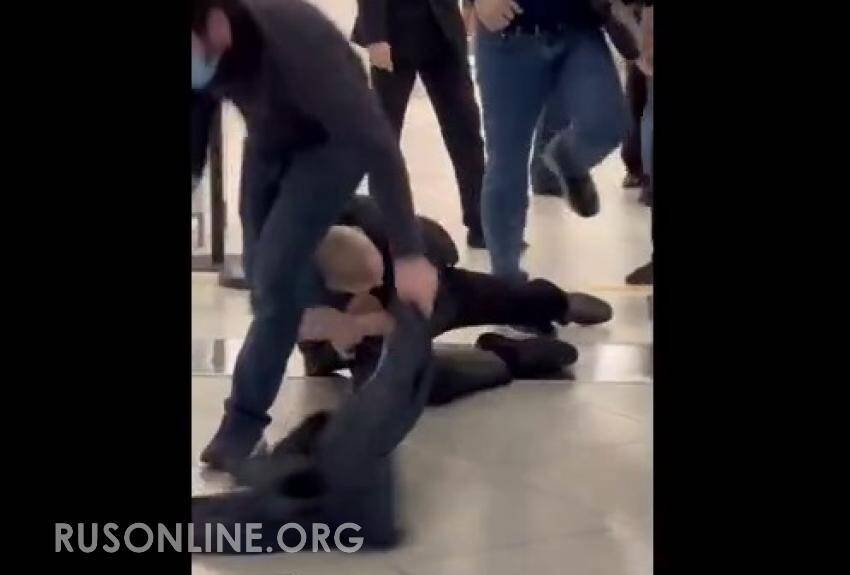Видео начала нападения. Русские избили кавказцев. Охранники избивают в торговом центре.