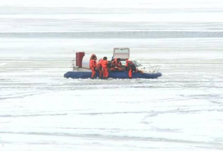 Лед на ладожском озере. Спасатели на льду ЛЕНОБЛАСТЬ. Учения+Камчатка+спасатели+лед. Спасатели спасли двух рыбаков на Ладоге. Ладожское озеро спасательные Грузовики.