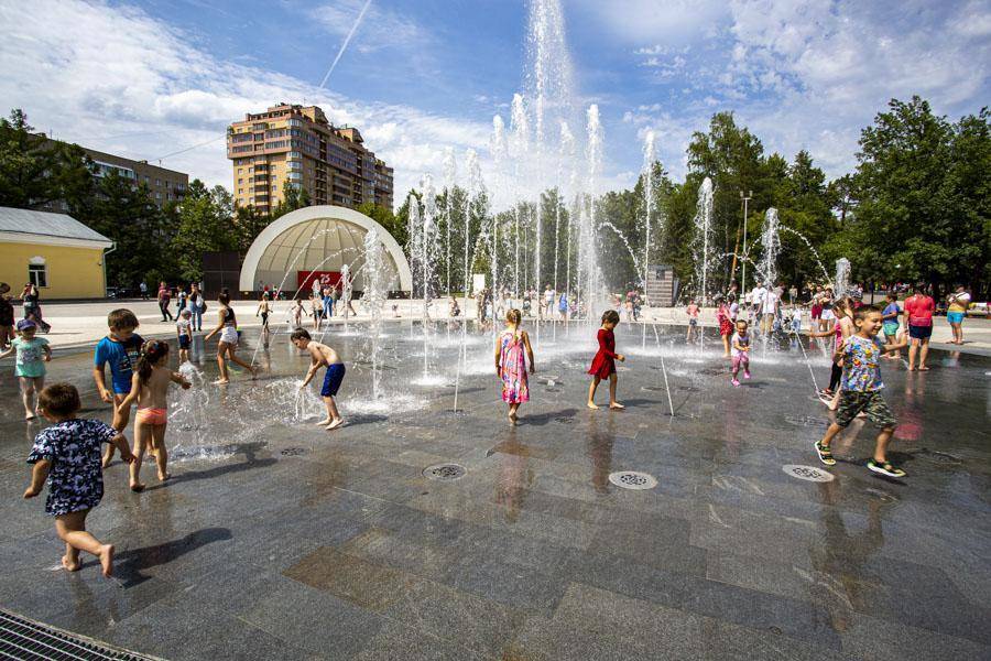 Музыкальный сквер в новосибирске. Центральный парк Новосибирск. Центральный мпрак Новосибирск. Фонтан Новосибирск Центральный. . Городской парк - Новосиб.