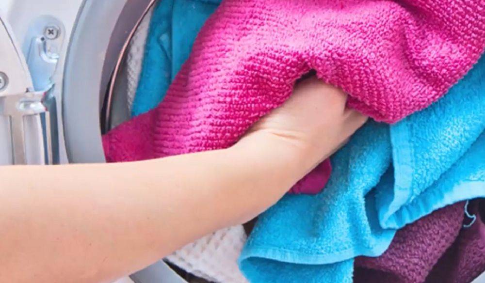 Растирание полотенцем. Пушистые полотенца после стирки. Можно стирать полотенце с одеждой. Режим для стирки полотенец. Можно стирать полотенце с одеждой.
