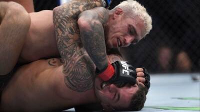 Дастин Порье - Чарльз Оливейра - Оливейра удушающим приемом вырвал победу у Порье на турнире UFC 269 - 5-tv.ru - США - Бразилия - Вегас - Америка