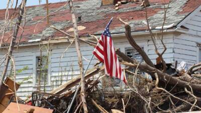 Джозеф Байден - Шокирующие последствия мощного урагана на востоке США сняли на видео - lenta.ua - США - Украина - штат Теннесси - шт. Иллинойс - штат Арканзас - штат Кентукки - штат Миссури