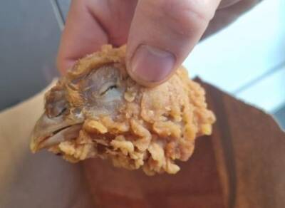 В Великобритании посетительница KFC обнаружила куриную голову в коробке с крылышками - ya62.ru - Англия - Лондон - Великобритания