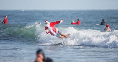 400 Санта-Клаусов катались по волнам пляжа Флориды в рамках благотворительной акции (видео) - focus.ua - США - Украина - шт.Флорида - Америка