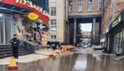 Улица возле метро ушла под воду из-за растаявшего снега: "Люди вынуждены..." - politeka.net - Украина - Киев - Киев