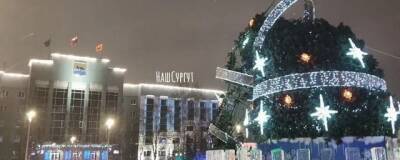 Ураганный ветер повалил две новогодние елки на центральных площадях Сургута - runews24.ru - Сургут - Югра