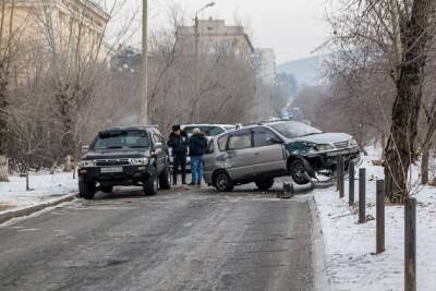 Машина повисла на заборе по Горького — движение около танка перекрыто - chita.ru - Чита