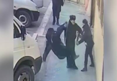 В Дагестане сняли на видео драку между полицейскими с автоматами - znak.com - Махачкала - респ. Дагестан