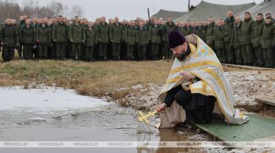 ФОТОФАКТ: Более 700 брестских военнослужащих и представителей силовых структур окунулись в крещенскую купель - belta.by - Белоруссия