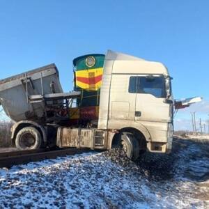 На Николаевщине поезд протаранил грузовик. Фото - reporter-ua.com - Николаевская обл.