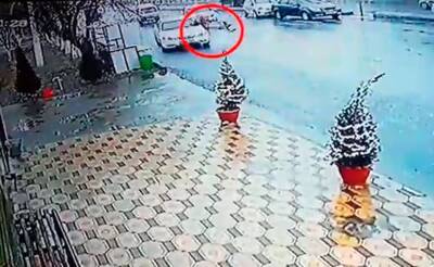 В Фергане водитель сбил на пешеходном переходе девушку с ребенком на руках. Видео - podrobno.uz - Узбекистан - Ташкент