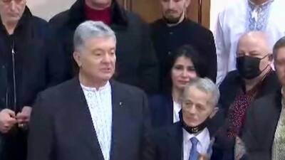 Петр Порошенко - Президент - У Петра Порошенко изъяли загранпаспорт, но отпустили из зала суда - 1tv.ru - США - Украина