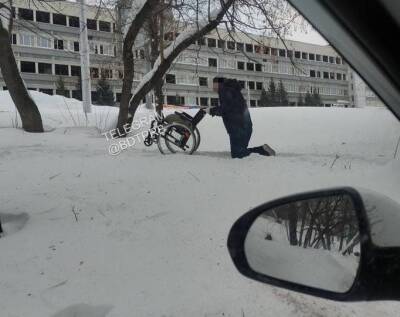 В Уфе из-за неубранного снега инвалиду пришлось ползти на коленях - ufacitynews.ru - Уфа