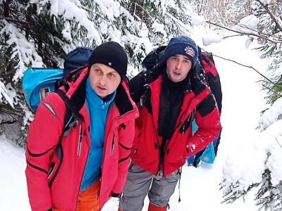 Спасатели в Карпатах доставили к населенному пункту туристов, которых накрыло лавиной - gordonua.com - Украина