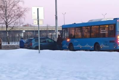 Из-за ДТП между кроссовером и автобусом встало движение - tver.mk.ru - Тверь