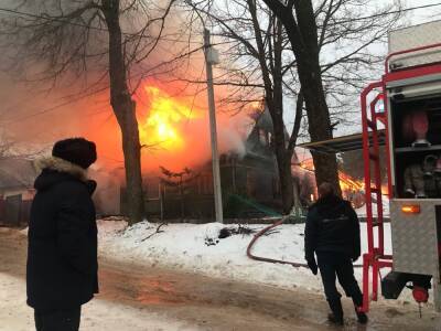 Видео: огонь окутал двухэтажный деревянный дом в Сланцах - ivbg.ru - Украина - Ленобласть - Видео