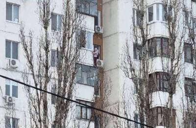 В Белгороде спасатели сняли девочку с козырька балкона на 11 этаже - govoritmoskva - Россия - Белгород