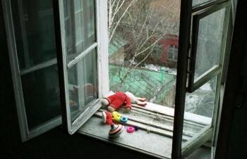 Женщина выбросила 8-летнюю дочку из окна 4-го этажа - vologda-poisk.ru - Россия - Новый Свет