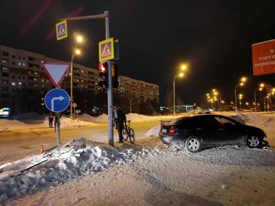 В Нижневартовске неопытная водитель на тротуаре сбила двоих подростков - znak.com - Нижневартовск