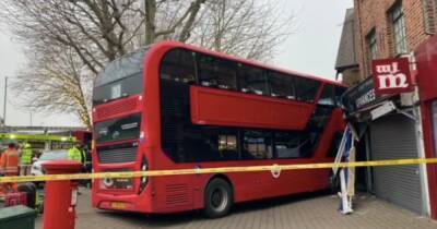 Двухэтажный автобус врезался в здание в Лондоне - ren.tv - Лондон - Лондон - Twitter