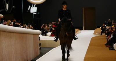 saint Laurent - Грейс Келли - Chanel - Внучка Грейс Келли Шарлотта Казираги открыла показ Chanel в Париже верхом на лошади - kp.ua - Украина - Франция - Париж - Монако - Княжество Монако - Reuters