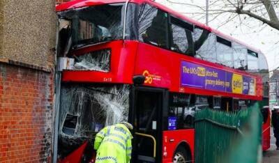 Sky News - В Лондоне двухэтажный автобус с детьми врезался в дом, есть пострадавшие - unn.com.ua - Украина - Киев - Лондон - Лондон