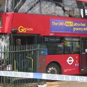 Sky News - В Лондоне автобус с детьми протаранил дом - reporter-ua.com - Лондон - Лондон