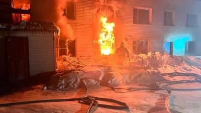 Спасатели на протяжении шести часов тушат пожар в гостинице в Хабаровском крае - russian - Хабаровский край