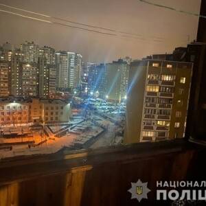 В Киеве полицейские спасли женщину, которая хотела выпрыгнуть из окна вместе с сыном. Фото. Видео - reporter-ua.com - Украина - Киев - Киев