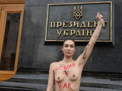 Владимир Зеленский - В Киеве активистка Femen обнажила грудь, требуя отмены воинского учета для женщин - gordonua.com - Украина - Киев - Киев