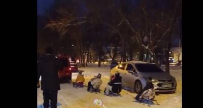 Одесситы с детьми прокатились на санках, прицепленных к авто: кадры опасных покатушек - politeka.net - Украина - Одесса - Одесса
