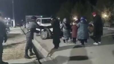 Жители Киргизии бегут от киргизско-таджикской границы — видео - eadaily - Киргизия - Таджикистан