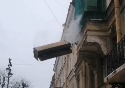 «Эвакуация» дивана с 4 этажа дома в Петербурге попала на видео - ivbg.ru - Украина - Санкт-Петербург - Петербург - Видео