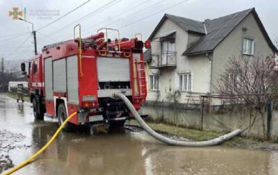На Закарпатье спасатели ликвидируют последствия наводнений - korrespondent - Украина - Закарпатская обл.