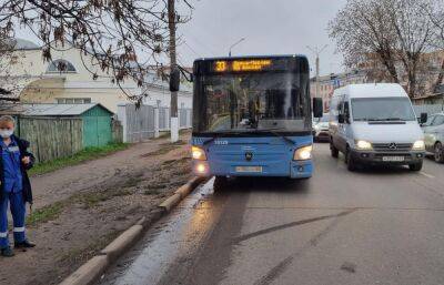 Появилось видео, как в Твери пешеход прыгнут под автобус - afanasy.biz - Тверь - Тверская обл.