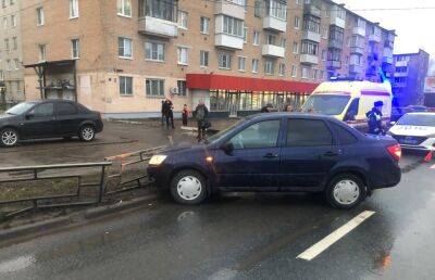 В Твери на проспекте Корыткова автомобиль врезался в ограждение — есть пострадавшие - afanasy.biz - Тверь - Тверская обл.