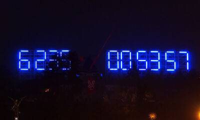 Знаменитости - В центре Праги установили гигантские часы с отсчетом времени до климатической катастрофы - vinegret.cz - Чехия - Прага - Газ