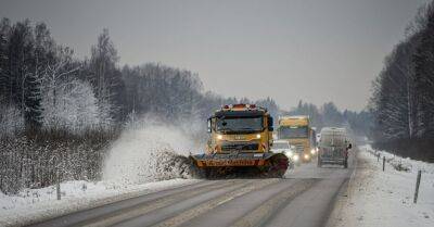 В среду утром многие дороги в Латвии обледенели и занесены снегом - rus.delfi.lv - Латвия
