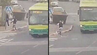 Видео: житель Иерусалима забрасывал автобусы камнями, чтобы выместить злость - vesty.co.il - Израиль - Иерусалим