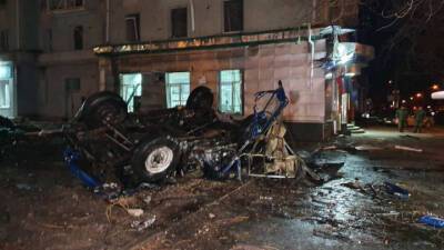 После взрыва машины в Луганске двум раненым оказывают помощь - vesti - ЛНР - Луганск