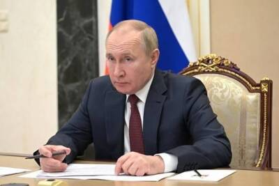 Владимир Путин - Владимир Путин анонсировал увеличение прожиточного минимума, соцвыплат, пенсий и зарплат бюджетников - versia - Россия