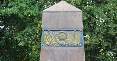 В Паланге снесли советский обелиск с серпом и молотом - rus.delfi.lv - Латвия