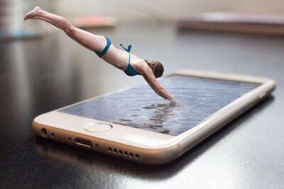 Эксперты рассказали, как спасти смартфон после падения в воду - lenta.ua - Украина