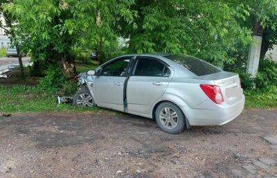 В Твери автомобиль врезался в дерево, пострадал водитель - afanasy.biz - Тверь - Тверская обл.