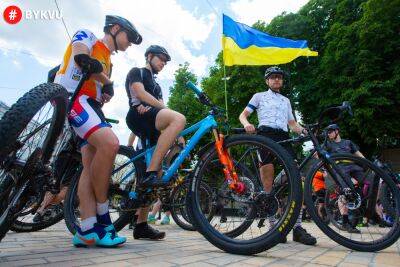 Велодень у режимі онлайн: в Києві триває патріотичний велопробіг, де збирають кошти на закупівлю медпрепаратів для ЗСУ - bykvu.com - Украина - Twitter - Facebook