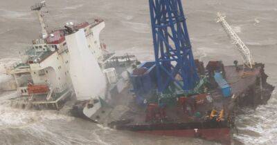Си Цзиньпин - Удалось спасти троих: у берегов Гонконга тайфун разломал пополам судно с 30 членами экипажа - focus.ua - Китай - Украина - Гонконг - Гонконг