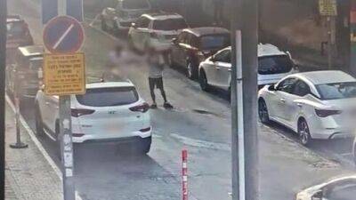 Видео: мужчина в Тель-Авиве без причины бил прохожих камнем - vesty.co.il - Израиль - Тель-Авив