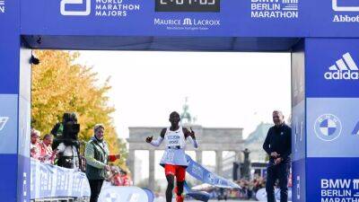 Элиуд Кипчоге побил свой рекорд на Берлинском марафоне - ru.euronews.com - Берлин - Эфиопия