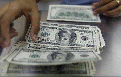Cредний курс покупки/продажи наличного доллара в банках Москвы на 13:00 мск составил 60,87/70,12 руб. - smartmoney.one - Москва - Reuters